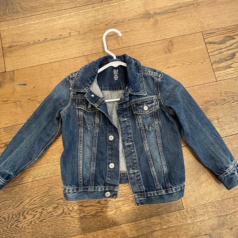 Boys size 5 denim jacket never worn . Excellent condition!